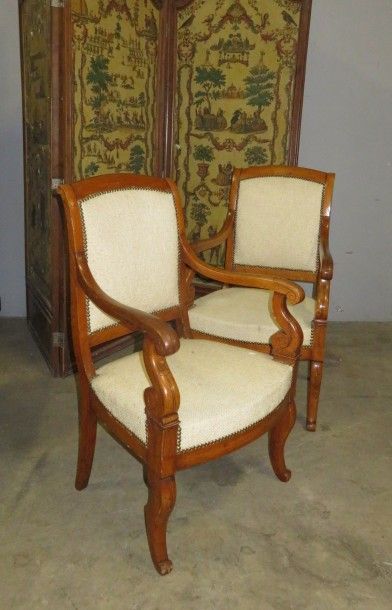 Paire de fauteuils en merisier mouluré et...