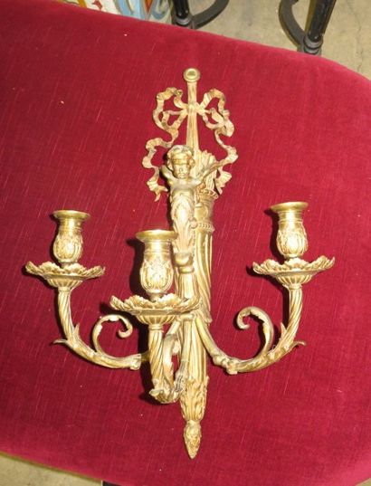 Grande applique en bronze ciselé et doré...