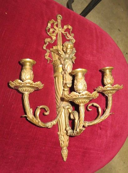 Grande applique en bronze ciselé et doré...