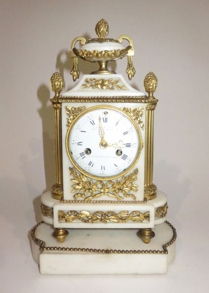 Pendule borne en marbre blanc et bronze ciselé...