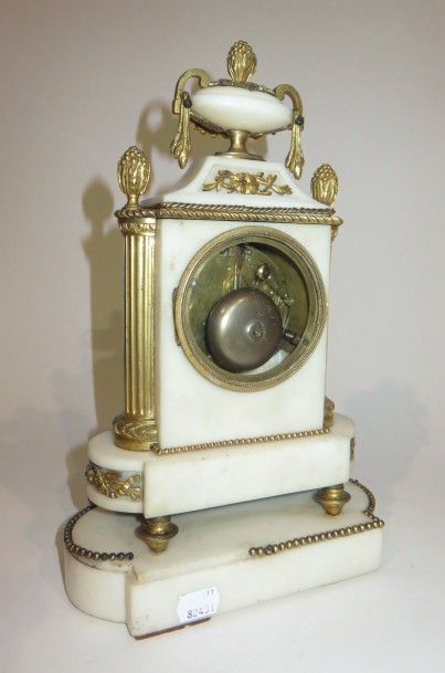 Pendule borne en marbre blanc et bronze ciselé...