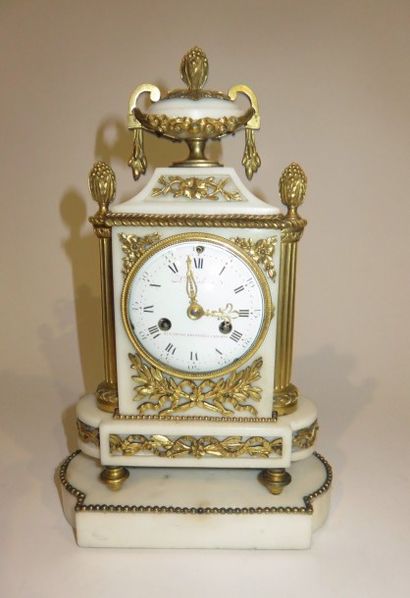 Pendule borne en marbre blanc et bronze ciselé...