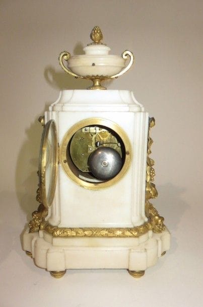 Pendule borne en marbre blanc et bronze ciselé...
