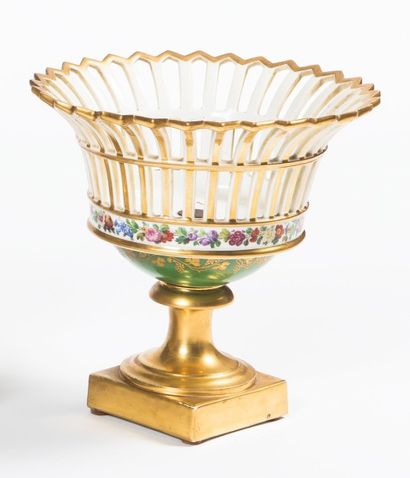 Paire de corbeilles en porcelaine polychrome...