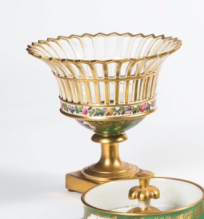 Paire de corbeilles en porcelaine polychrome...
