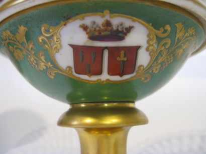 Paire de corbeilles en porcelaine polychrome...