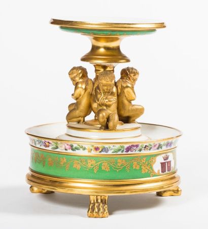Rafraichissoir en porcelaine polychrome et...