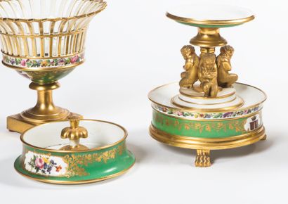Rafraichissoir en porcelaine polychrome et...