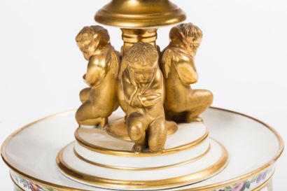 Rafraichissoir en porcelaine polychrome et...