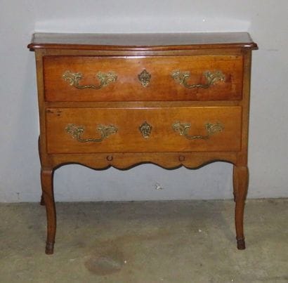 Commode sauteuse trapézoïdale en noyer ouvrant...