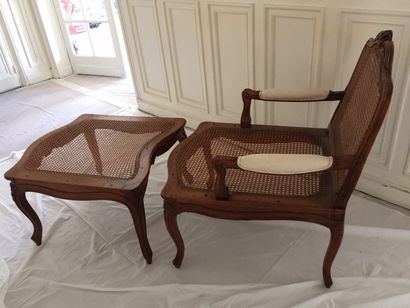 Chaise longue en deux parties en noyer mouluré...