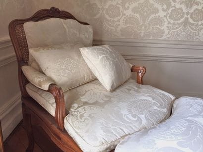 Chaise longue en deux parties en noyer mouluré...