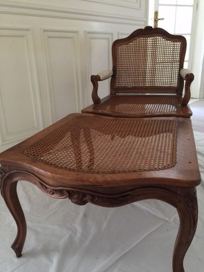 Chaise longue en deux parties en noyer mouluré...