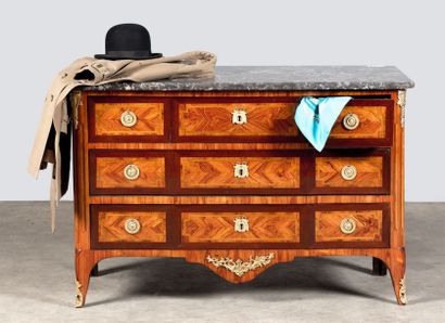 Commode en placage de bois de rose, filets...