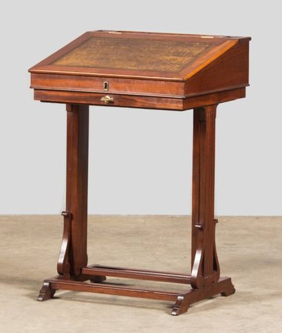 Table à écrire en pupitre en acajou et placage...