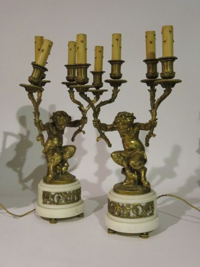 Paire de candélabres en bronze ciselé et...