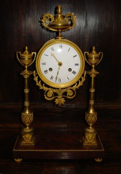 Pendule portique en bronze ciselé et doré...