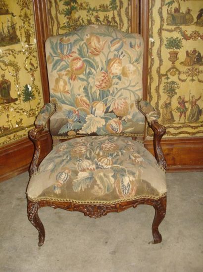 Large fauteuil à la Reine en noyer et châtaignier...