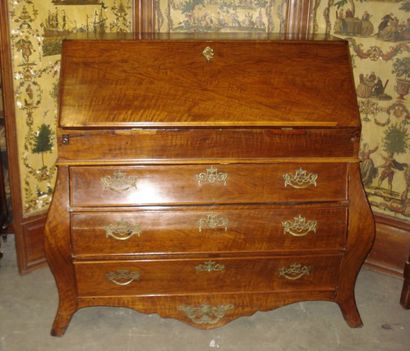 Commode scribane en noyer galbée en façade...