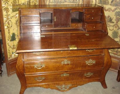 Commode scribane en noyer galbée en façade...