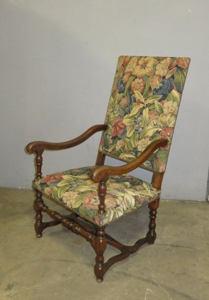 Fauteuil en noyer à large dossier légèrement...
