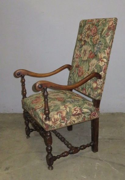 Fauteuil en noyer à large dossier légèrement...