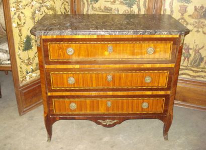 Commode à marqueterie de bois de rose, filets...