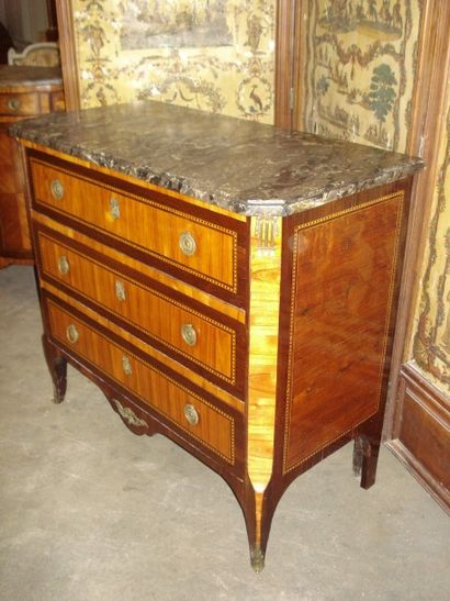 Commode à marqueterie de bois de rose, filets...