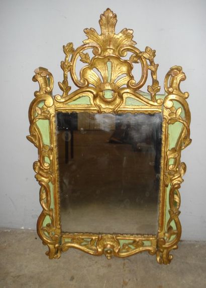 Miroir en bois sculpté et doré à encadrement...