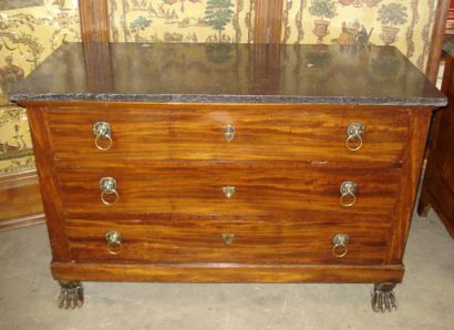 Commode en acajou et placage d'acajou ouvrant...
