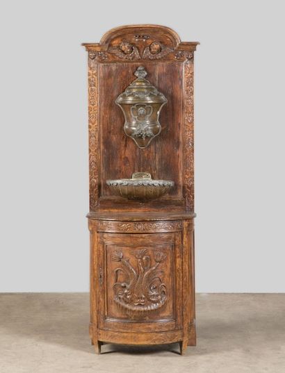 Meuble porte-fontaine en noyer et sapin moulurés...