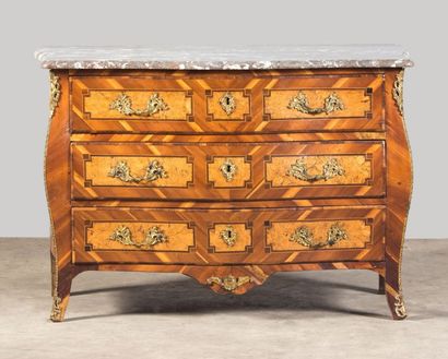 Commode bombée et galbée en façade et sur...