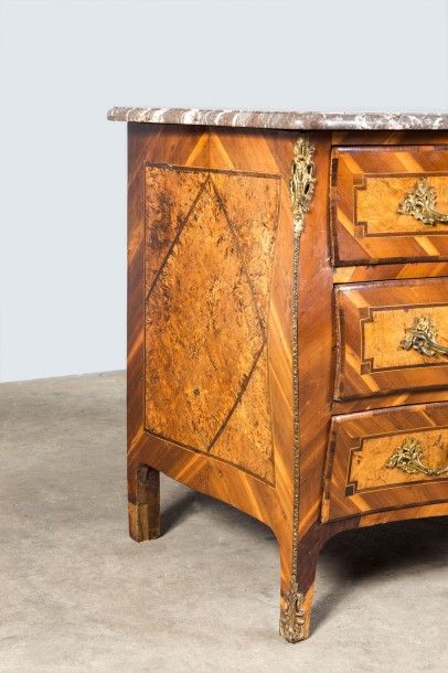 Commode bombée et galbée en façade et sur...