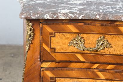 Commode bombée et galbée en façade et sur...