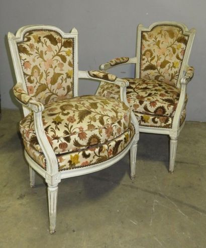 Paire de fauteuils en bois laqué crème, mouluré...