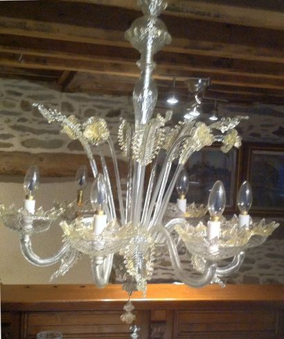 Lustre en verre blanc et rehaussé à l'or...
