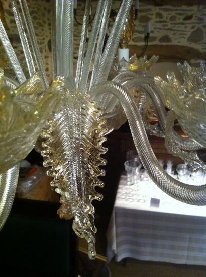 Lustre en verre blanc et rehaussé à l'or...