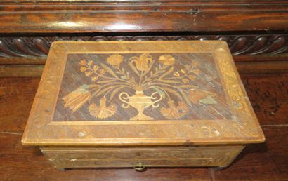 Coffret en marqueterie de paille. Le dessus,...
