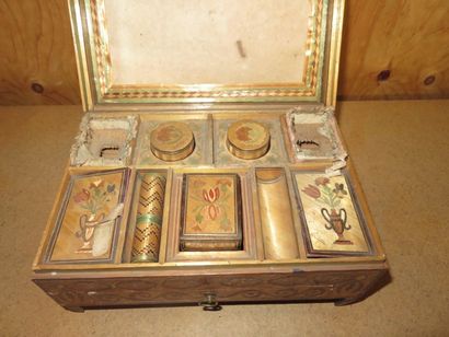 Coffret en marqueterie de paille. Le dessus,...