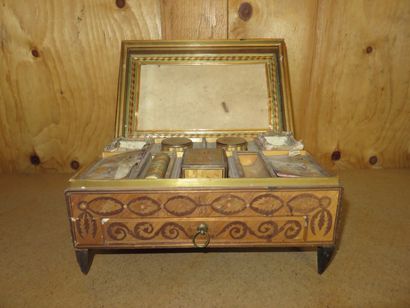 Coffret en marqueterie de paille. Le dessus,...
