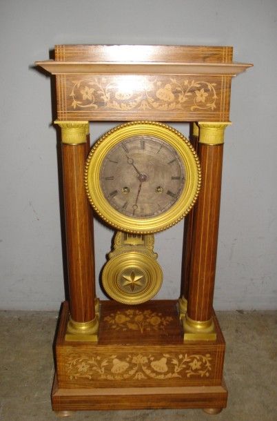 Pendule portique en marqueterie de buis sur...