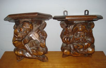 Paire de sellettes en noyer sculpté figurant,...