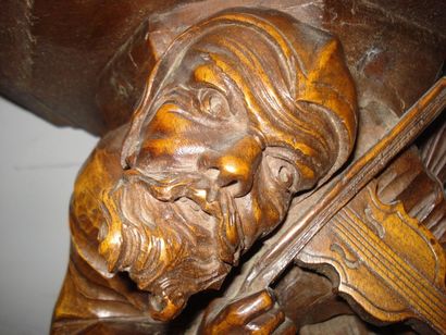 Paire de sellettes en noyer sculpté figurant,...