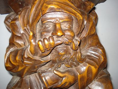 Paire de sellettes en noyer sculpté figurant,...
