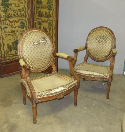 Paire de fauteuils en noyer mouluré et sculpté...