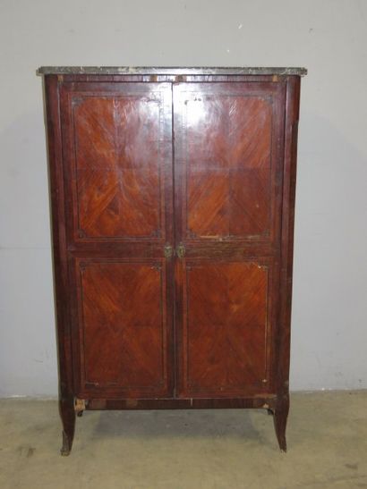 Petite armoire en satiné, filets d'amarante...