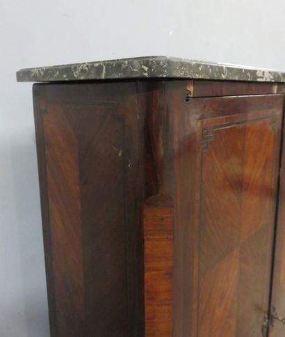 Petite armoire en satiné, filets d'amarante...