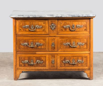 Commode en marqueterie de noyer et filets...