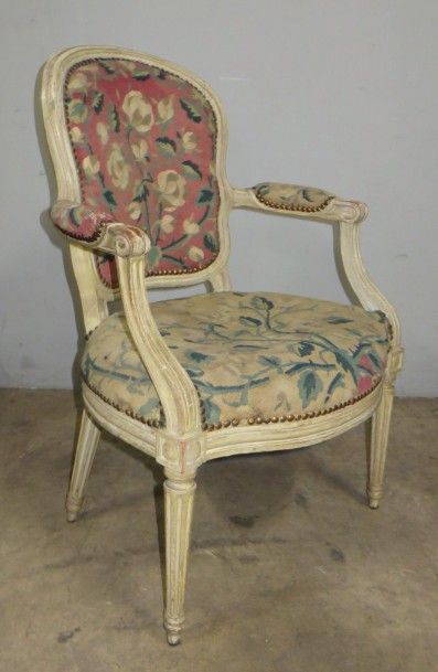Fauteuil cabriolet en bois laqué crème, dossier...