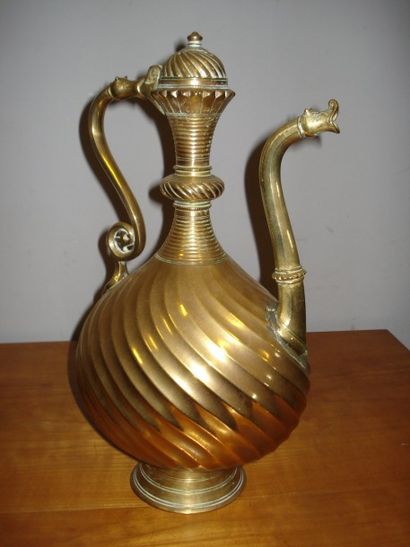 Aiguière en bronze, corps pansu à côtes tournoyantes,...